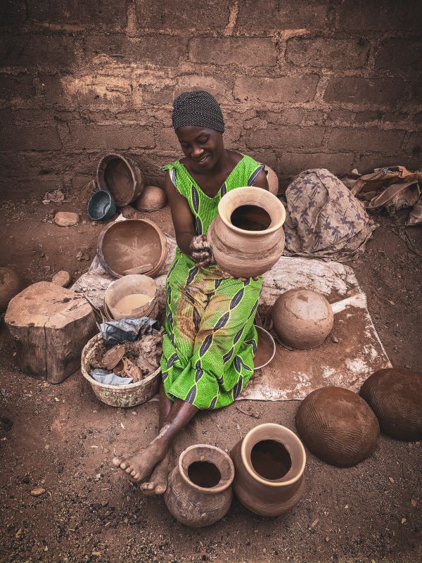 Femme faisant travail artisanal